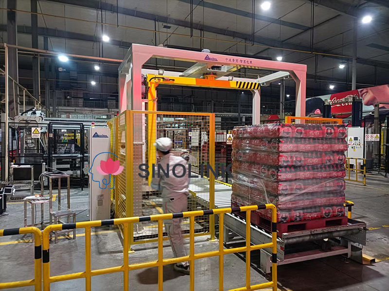 Vollautomatischer Stretchwickler mit Dreharm