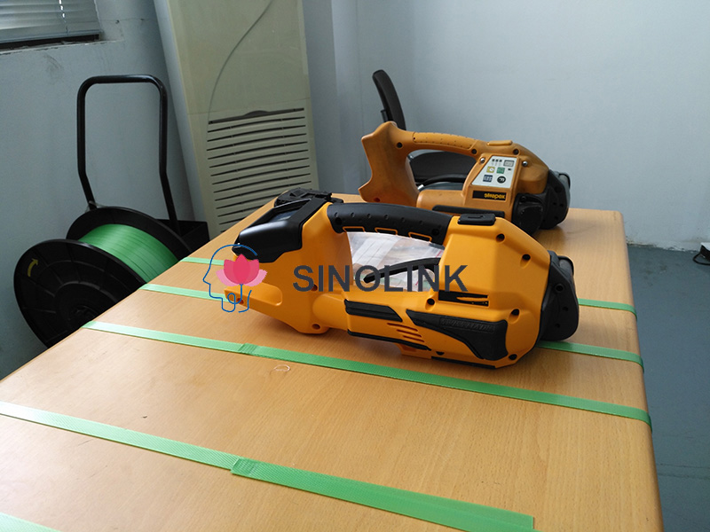 Halbautomatische Umreifungsmaschine mit Griff