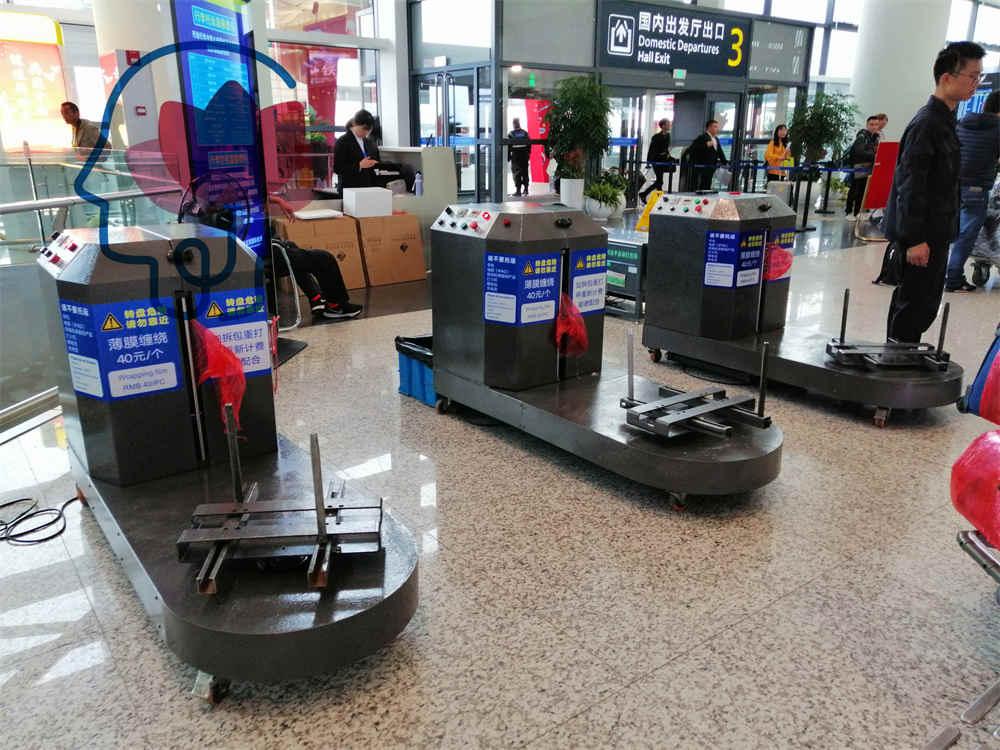 BuggagGepäckverpackungsmaschine im Flughafen. Verpackungsmaschine im Flughafen