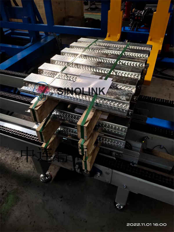 Automatisches Clip-Typ-Farbstahlfliesen-(Profilplatten-)Baumaterial-Holzblock-Umreifungssystem