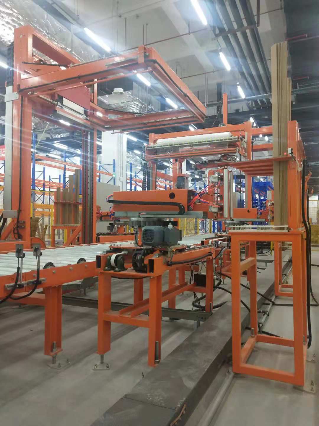 Vollautomatische horizontale Umreifungsmaschine mit erweitertem Eckenschutz