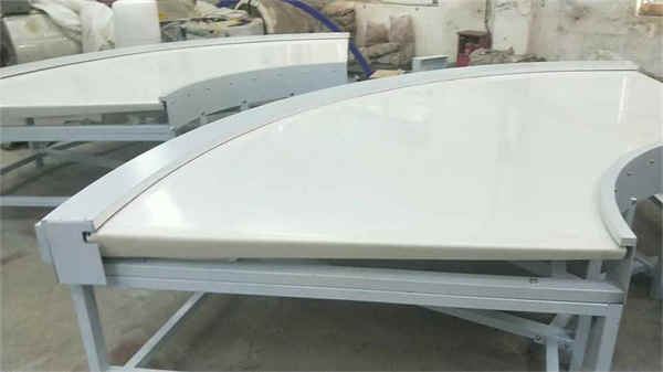 Das Bandfördersystem der Banddrehmaschine