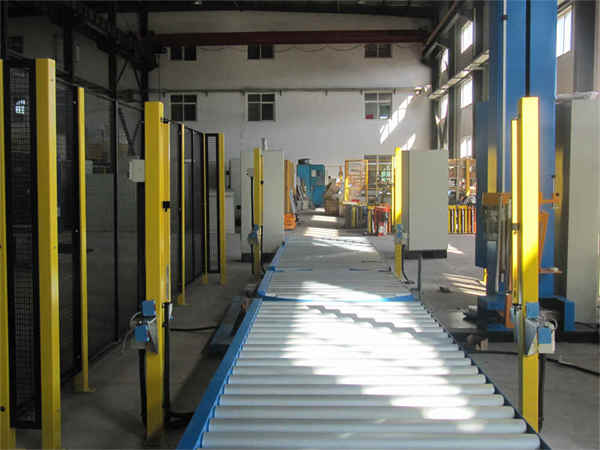 Vollautomatischer Stretchwickler mit Dreharm