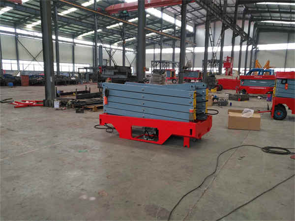 Autofahrende Scheren-Hubarbeitsbühne mit Rädern