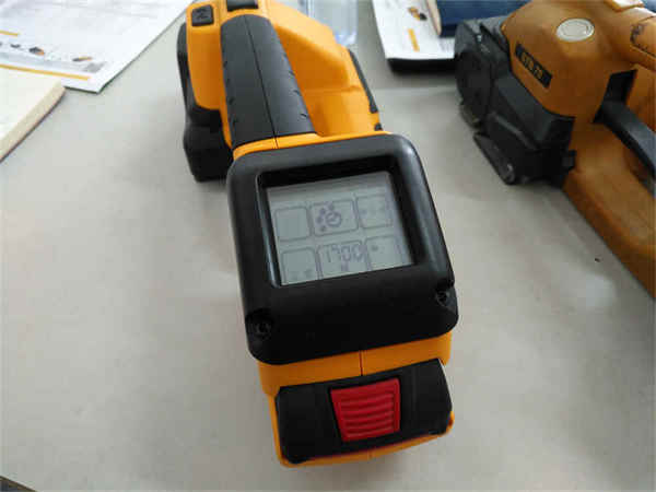 Halbautomatische Umreifungsmaschine mit Griff