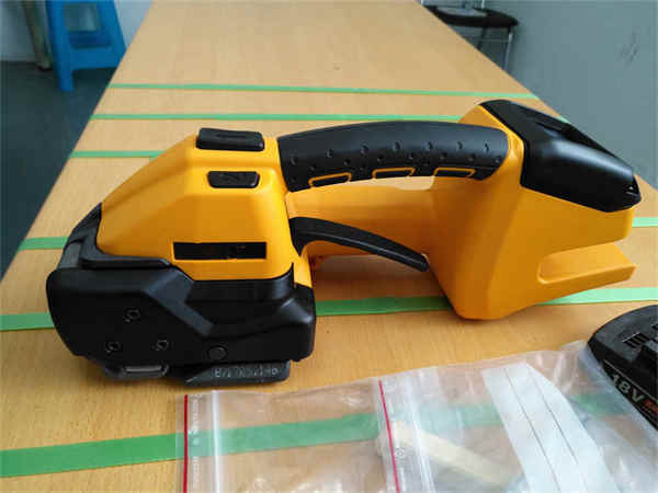 Halbautomatische Umreifungsmaschine mit Griff