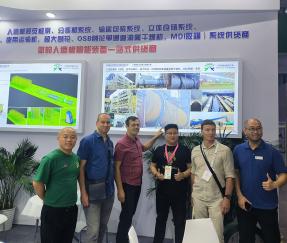 Pakistanische Kunden diskutieren über ein automatisches Sortier- und Verpackungslagersystem für künstliche Pappe