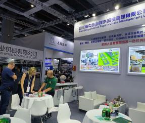 Russische Kunden diskutieren in der Holzbearbeitungsausstellung über die Technologie und das Geschäft einer automatischen Verpackungslinie für die Holzfaserplattenindustrie