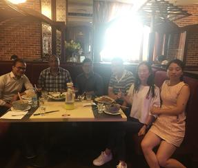 Regierungsbeamter von Bangladesch untersucht Waren für Gepäckmaschine