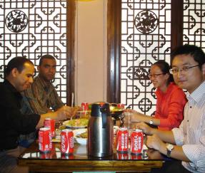 Kunden aus Algerien für die Unterzeichnung der Vereinbarung über die Bestellung von 20 Umreifungsmaschinen