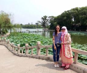 Kunden aus Bangladesch für die Unterzeichnung der Vereinbarung über die Bestellung von 20 Sätzen automatischer Palettenwickler