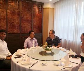 Kunden aus Bangladesch für die Unterzeichnung der Vereinbarung über die Bestellung von 30 Palettenwicklern