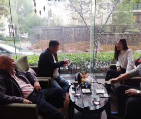 Kunden aus Singapur für die Unterzeichnung der Vereinbarung über die Bestellung von 10 Sätzen automatischer Drehtellerverpackungsmaschine mit oberem Schafspender