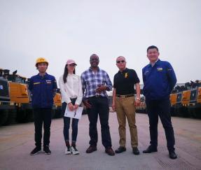 Kunden aus Simbabwe helfen dem Kunden bei der Unterzeichnung der Vereinbarung über die Bestellung von One-Batch-Baumaschinen im Jahr 2018