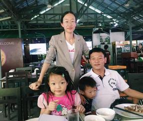Besuch bei einem Kunden aus Laos für neue Projekte einer automatischen Rotationsarm-Stretchverpackungsmaschine