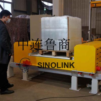 Der Ingenieur des Kunden untersucht die Maschine