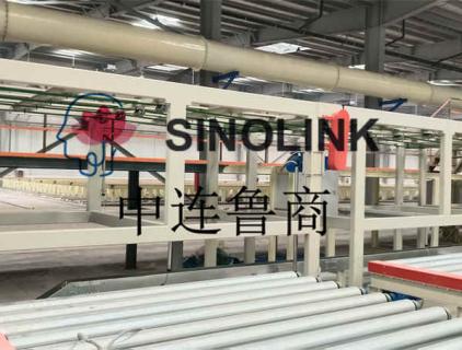 Automatisches Förder- und Sortiersystem für künstlich hergestellte Bretter