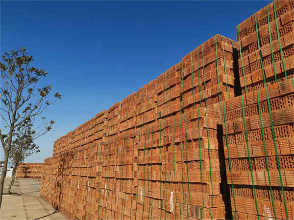 Umreifungsmaschine mit PP-Verpackungsband Strapping Machine Using PP Packing Tape