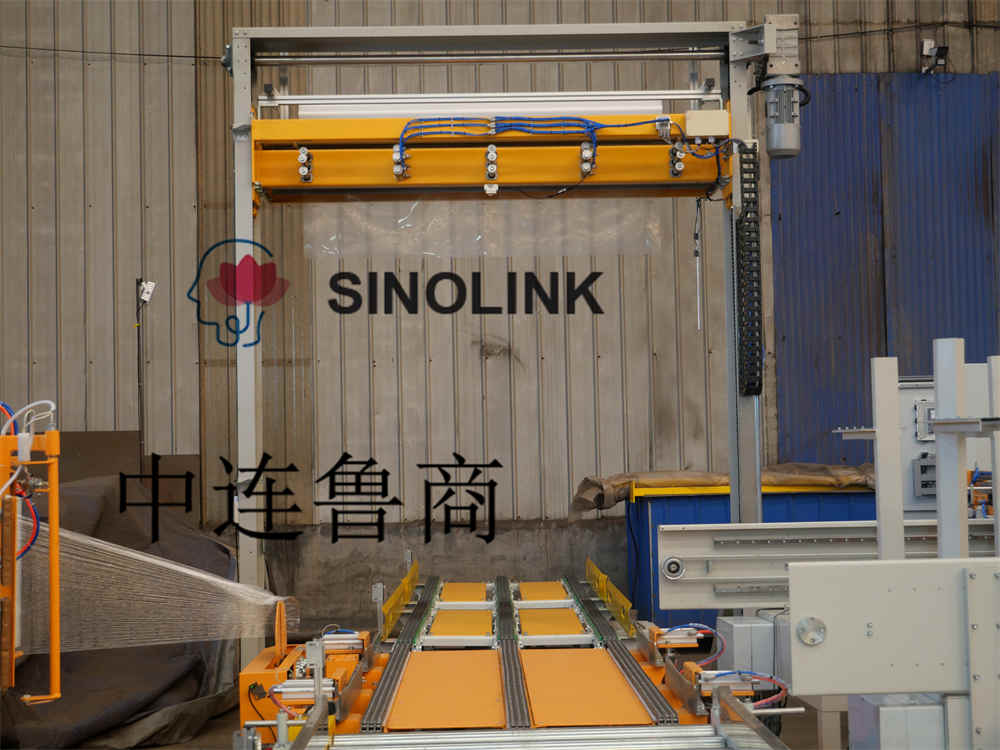 Verpackungsmaschine mit Eckenschutz wrapping machine with corner prtection