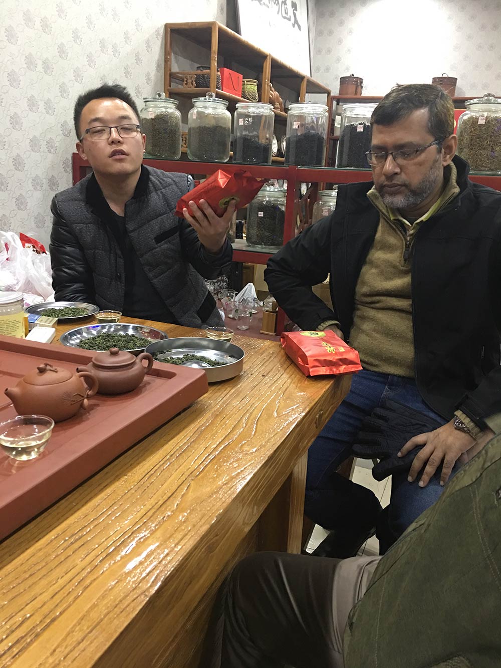 Kunden aus Bangladesch besuchten unser Werk, um den Vertrag über die Bestellung von 25 Muldenkippersätzen zu unterzeichnen Clients from Bangladesh Visited our factory for signing the agreement on the order of 25 sets dump truck