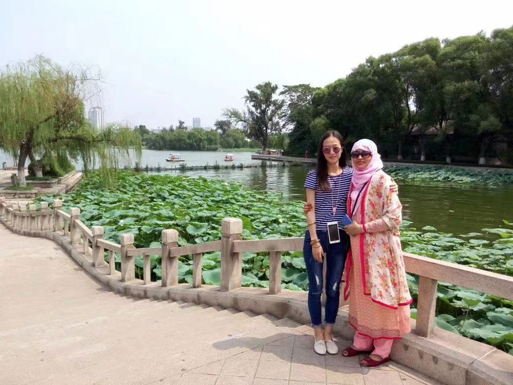 Kunden aus Bangladesch für die Unterzeichnung der Vereinbarung über die Bestellung von 20 Sätzen automatischer Palettenwickler Clients From Bangladesh For Signing The Agreement On The Order Of 20sets Automatic Pallet Wrapper