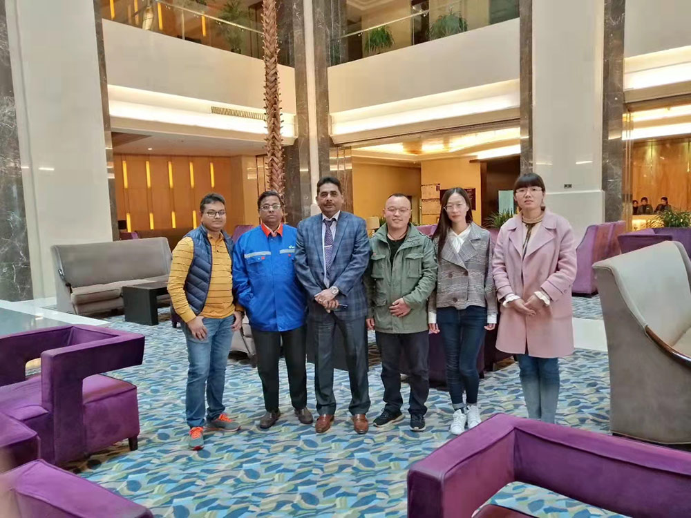 Kunden aus Bangladesch für die Unterzeichnung der Vereinbarung über die Bestellung von 60 Sätzen automatischer Hebebühnen Clients From Bangladesh For Signing The Agreement On The Order Of 60sets Automatic lifting platform