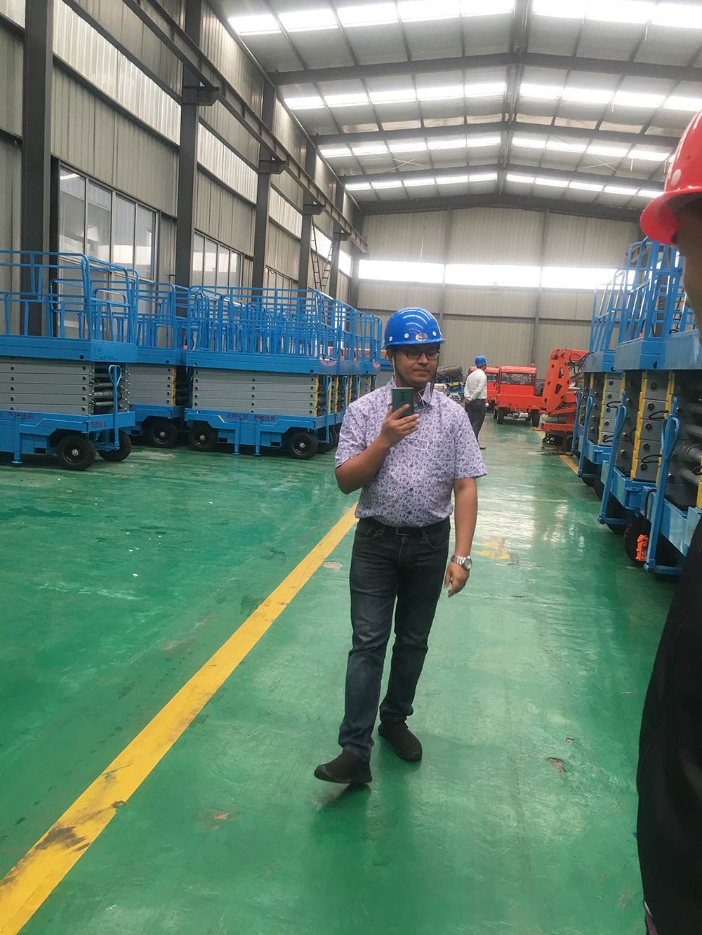 Kunden aus Bangladesch für die Unterzeichnung der Vereinbarung über die Bestellung von 60 Sätzen automatischer Hebebühnen Clients From Bangladesh For Signing The Agreement On The Order Of 60sets Automatic lifting platform