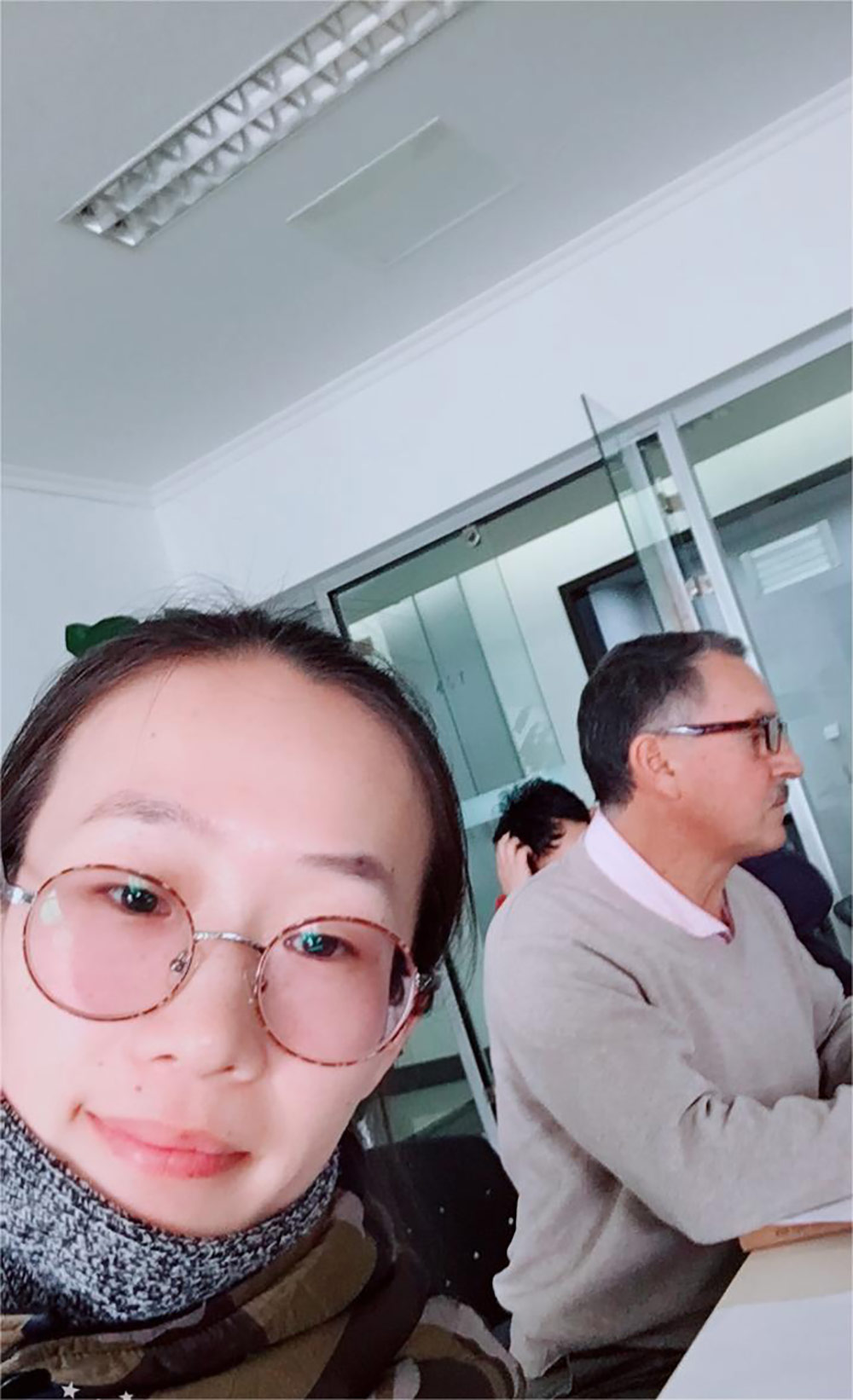 Kunden aus Ecuador für die Unterzeichnung der Vereinbarung zum Projektauftrag für ein automatisches Stapel-, Bündelungs-, Wickel- und Eckenschutz-Verpackungssystem Clients From Ecuador For Signing The Agreement On The Order Of Project Of Automatic Stacking, Bundling, Winding and Corner Protection Packaging System