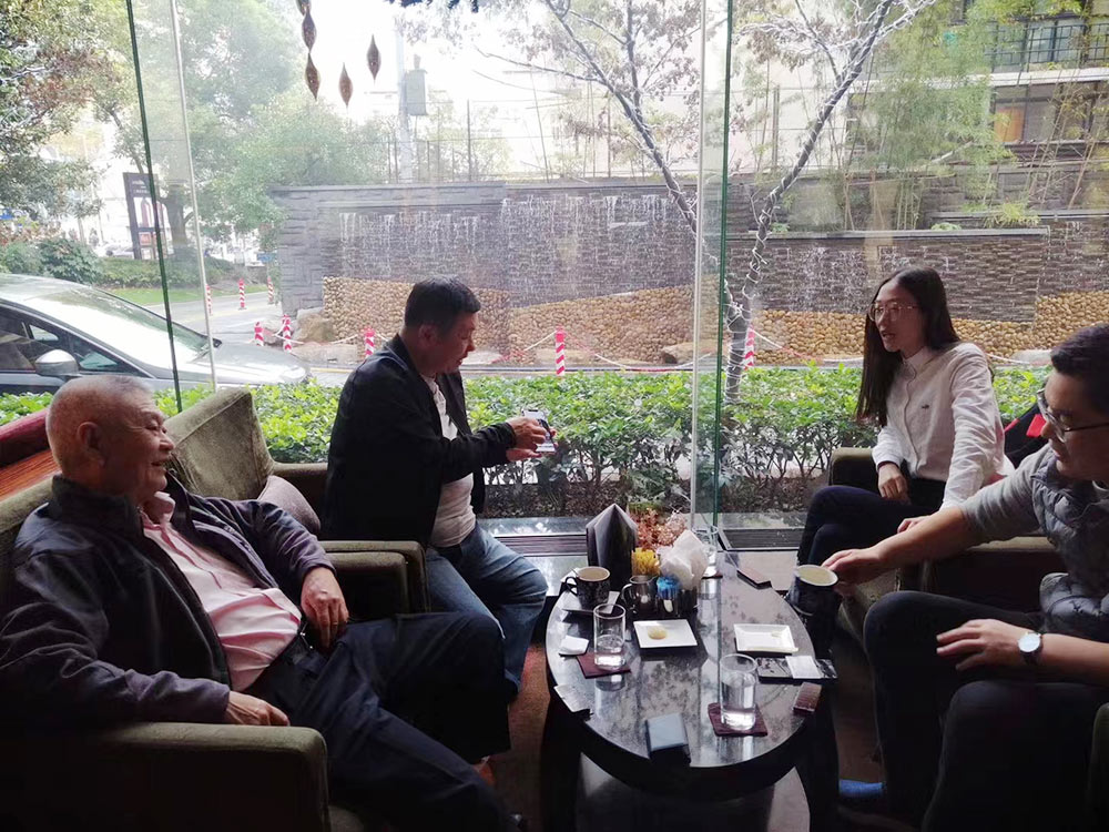 Kunden aus Singapur für die Unterzeichnung der Vereinbarung über die Bestellung von 10 Sätzen automatischer Drehtellerverpackungsmaschine mit oberem Schafspender Clients From Singapore For Signing The Agreement On The Order Of 10sets Automatic Turntable Wrapper With Top Sheep Dispenser