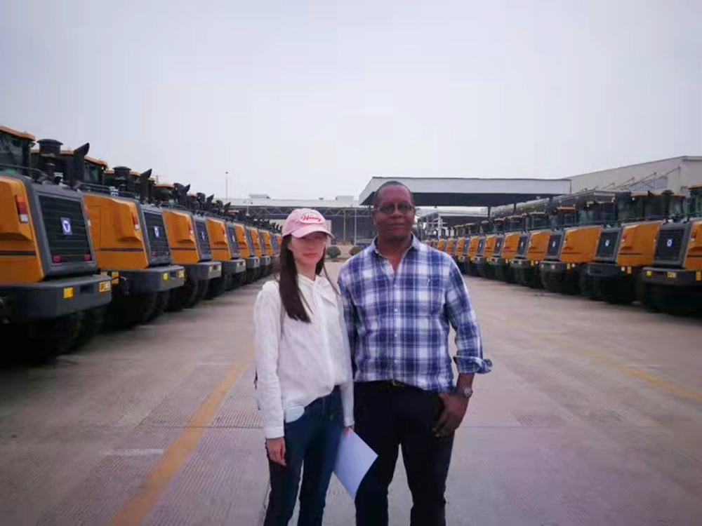 Kunden aus Simbabwe helfen dem Kunden bei der Unterzeichnung der Vereinbarung über die Bestellung von One-Batch-Baumaschinen im Jahr 2018 Clients from Zimbabwe,Helping Customer signing the agreement on the order of One Batch Construction Machines In 2018