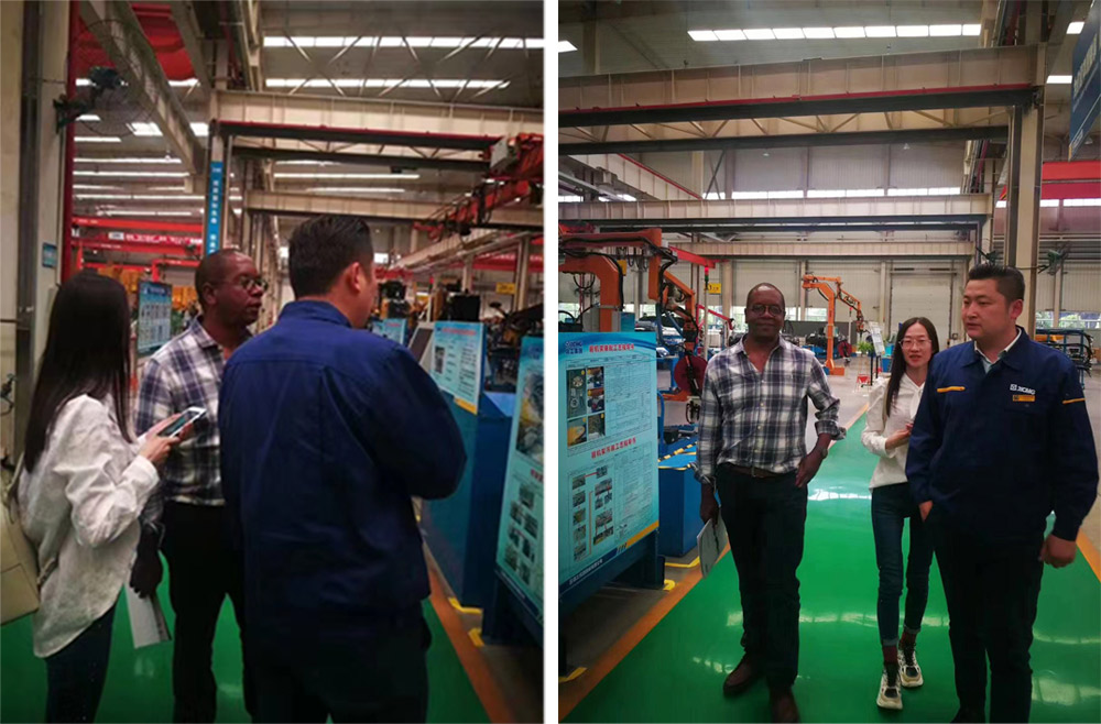 Kunden aus Simbabwe helfen dem Kunden bei der Unterzeichnung der Vereinbarung über die Bestellung von One-Batch-Baumaschinen im Jahr 2018 Clients from Zimbabwe,Helping Customer signing the agreement on the order of One Batch Construction Machines In 2018
