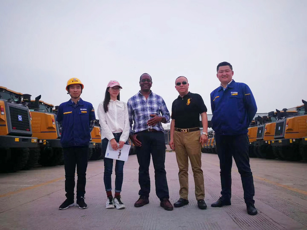 Kunden aus Simbabwe helfen dem Kunden bei der Unterzeichnung der Vereinbarung über die Bestellung von One-Batch-Baumaschinen im Jahr 2018 Clients from Zimbabwe,Helping Customer signing the agreement on the order of One Batch Construction Machines In 2018