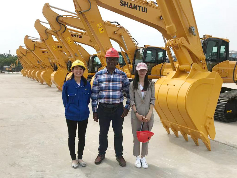 Kunden aus Simbabwe helfen dem Kunden bei der Unterzeichnung der Vereinbarung über die Bestellung von One-Batch-Baumaschinen im Jahr 2018 Clients from Zimbabwe,Helping Customer signing the agreement on the order of One Batch Construction Machines In 2018