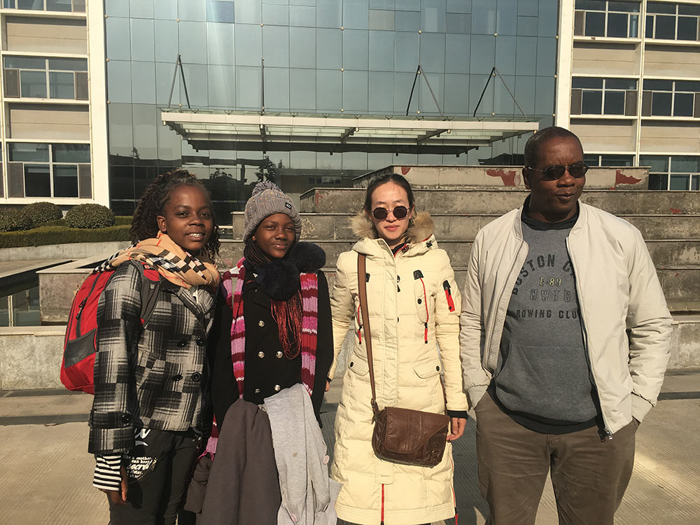 Kunden aus Simbabwe helfen dem Kunden bei der Unterzeichnung der Vereinbarung über die Bestellung von One-Batch-Baumaschinen im Jahr 2018 Clients from Zimbabwe,Helping Customer signing the agreement on the order of One Batch Construction Machines In 2018