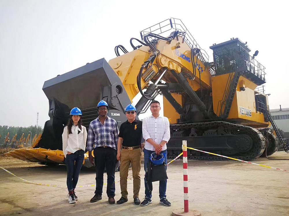 Kunden aus Simbabwe helfen dem Kunden bei der Unterzeichnung der Vereinbarung über die Bestellung von One-Batch-Baumaschinen im Jahr 2018 Clients from Zimbabwe,Helping Customer signing the agreement on the order of One Batch Construction Machines In 2018