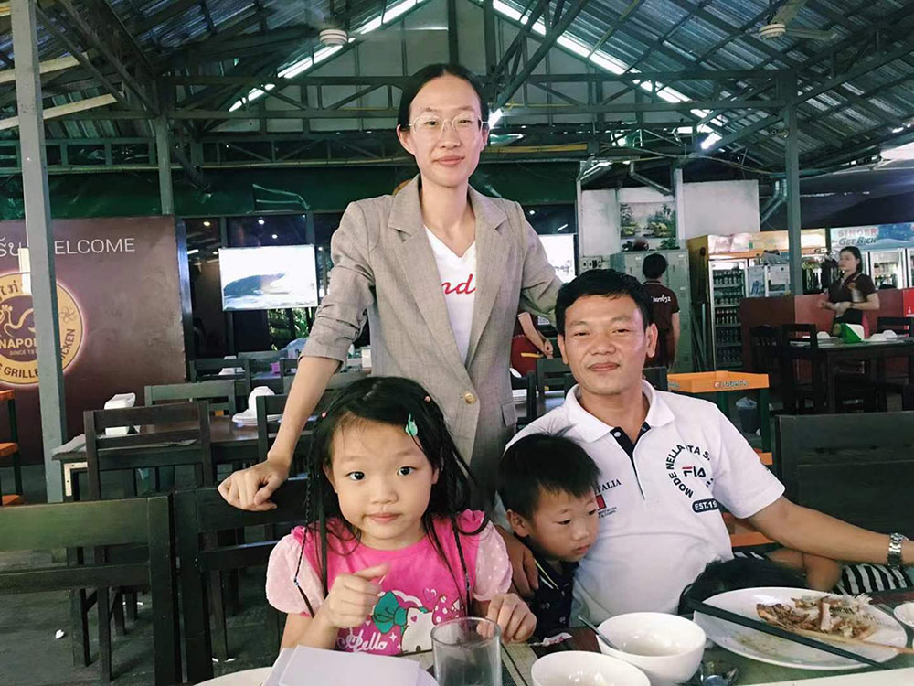Besuch bei einem Kunden aus Laos für neue Projekte einer automatischen Rotationsarm-Stretchverpackungsmaschine Visiting Laos Customer For New Projects Of Auto Rotary Arm Stretch Wrapper