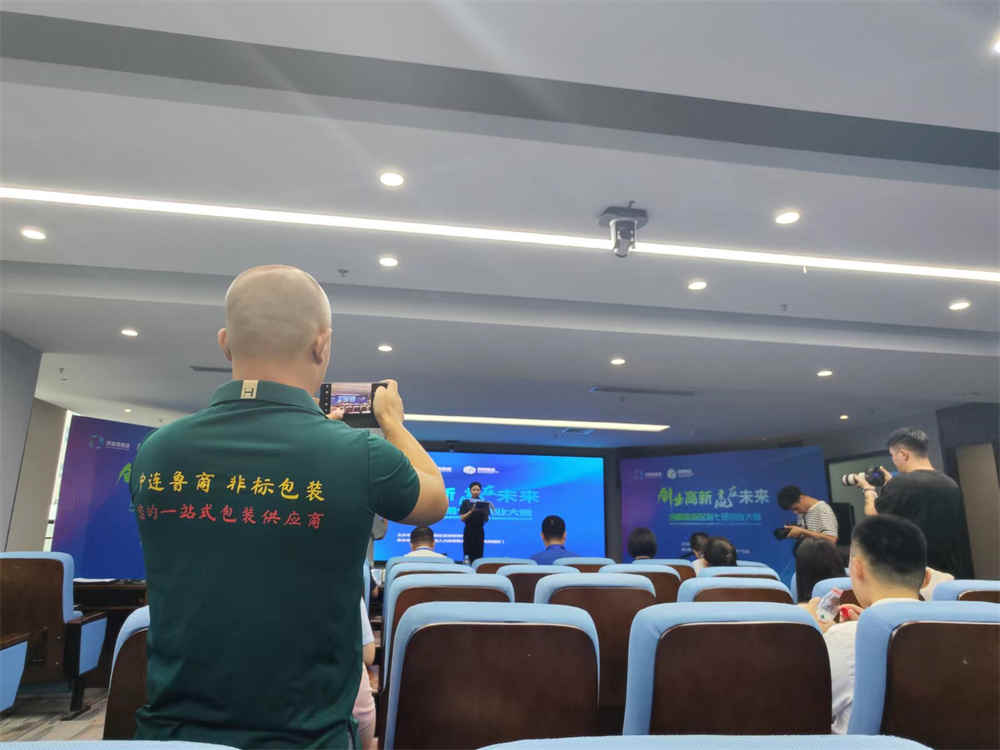 Automatisches Förder-, Verpackungs- und Palettiersystem für hochwertige, nicht standardmäßige kaltgeformte (profilierte Bleche) Baumaterialien High-end non-standard cold-formed (profiled plate) building materials automatic conveying, packaging and palletizing system