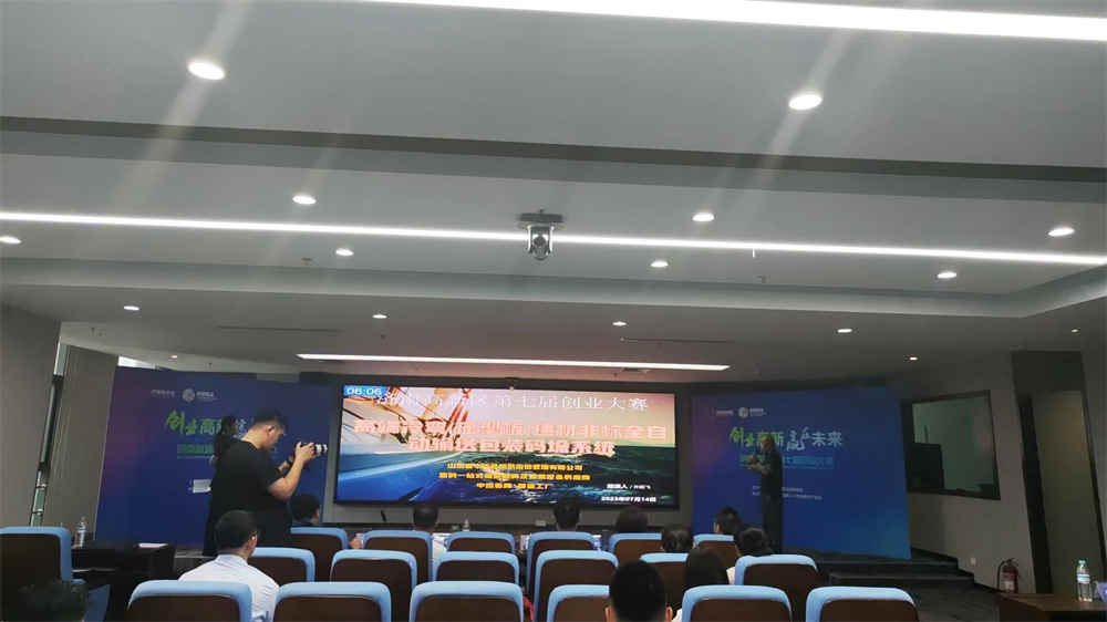 Automatisches Förder-, Verpackungs- und Palettiersystem für hochwertige, nicht standardmäßige kaltgeformte (profilierte Bleche) Baumaterialien High-end non-standard cold-formed (profiled plate) building materials automatic conveying, packaging and palletizing system